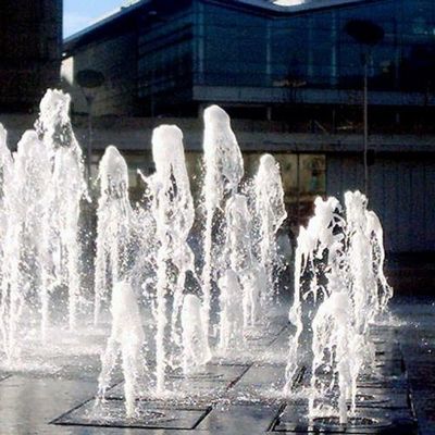 ステンレス鋼の縦の泡だらけの水飲み場のノズル