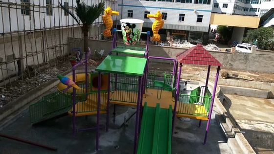 反紫外線屋外の子供は公園装置のきのこの滝に水をまく