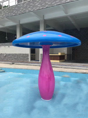 反紫外線屋外の子供は公園装置のきのこの滝に水をまく